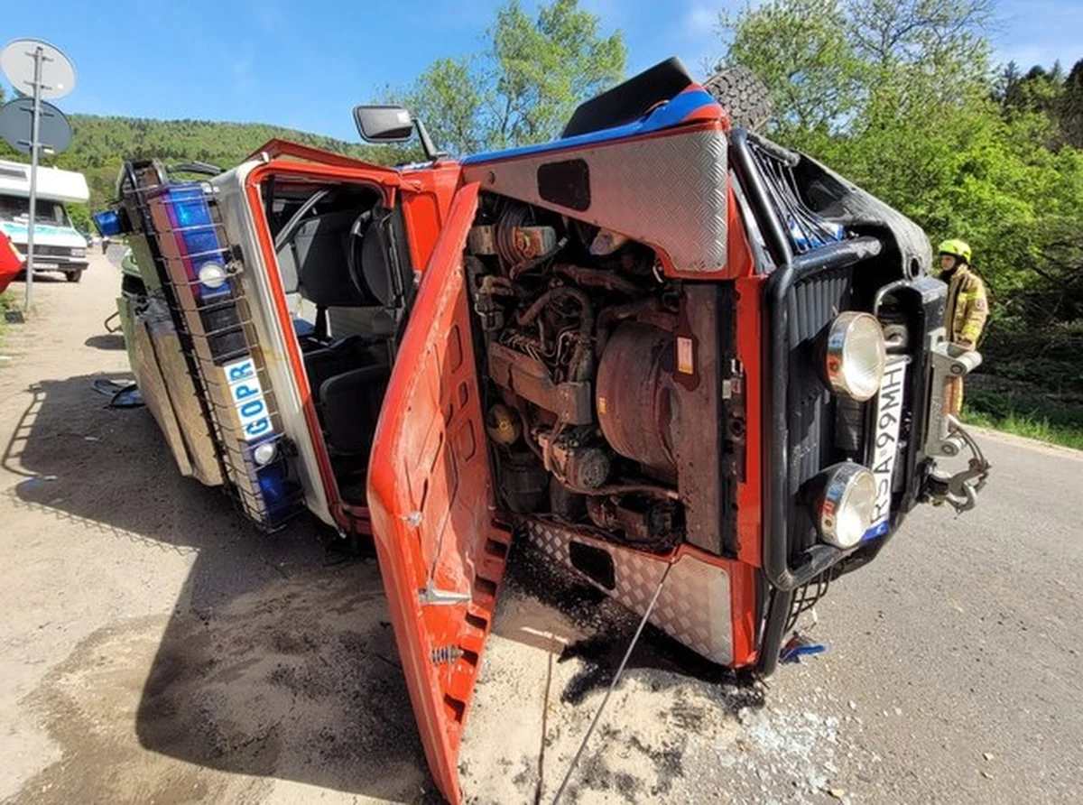 Bieszczadzka grupa GOPR potrzebuje pieniędzy na remont terenowego land rovera. Musi uzbierać 150 tys. zł. Ratownicy w maju jechali autem do turysty czekającego na pomoc. W drodze mieli wypadek.
