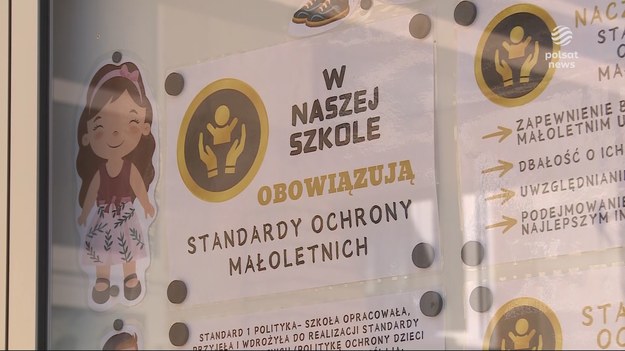 Rodzice z zakazem wstępu w podstawówce w Łomży. Dyrektor placówki nie pozwolił im na wejście na teren szkoły nawet z pierwszoklasistami, powołując się na przepisy tak zwanej "ustawy Kamilka". Przepisy, które mają chronić dzieci przed przemocą są zdaniem wielu dyrektorów niejednoznaczne i nie wszyscy wiedzą jak je interpretować. Materiał dla "Wydarzeń" przygotowała Katarzyna Kajdasz.