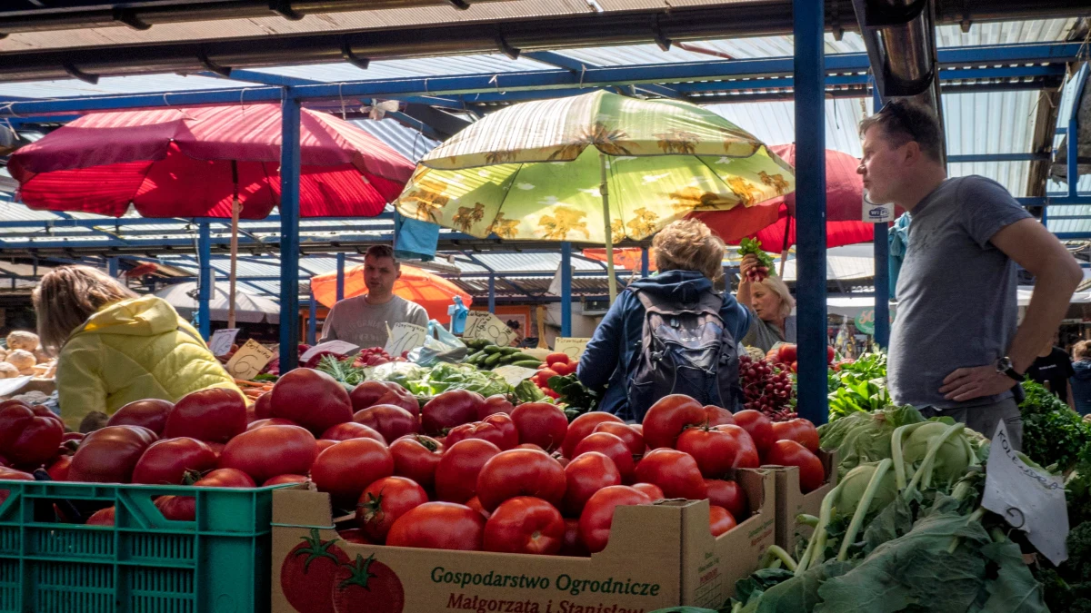 Kraków na razie wstrzymuje się ze zmianami w funkcjonowaniu miejskich placów targowych. "Nie będzie możliwości prowadzenia całodobowej sprzedaży alkoholu na miejskich placach targowych w Krakowie, czego zresztą nigdy nie było" – podkreśla prezydent Aleksander Miszalski. W stolicy Małopolski planowane jest ujednolicenie regulaminu funkcjonowania takich miejsc.