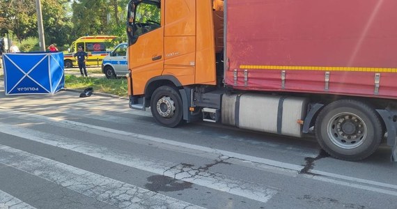 Gdańscy policjanci zaapelowali o pomoc w poszukiwaniu świadków wypadku drogowego, w którym zginęła 70-letnia kobieta. Do zdarzenia doszło we wtorek w południe w Gdańsku-Brzeźnie na przejściu dla pieszych. Kierujący miał ponad 2,5 promila alkoholu.
