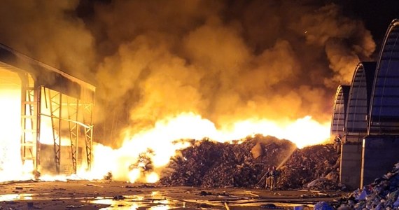 Trwa gaszenie pożaru na terenie zakładu przetwarzania odpadów w Koniecpolu w Śląskiem. Informację o tym zdarzeniu dostaliśmy na Gorącą Linię RMF FM. Strażacy zaapelowali do mieszkańców o zamykanie okien.