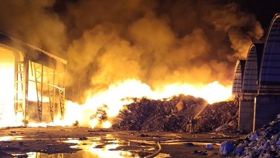 Potężny pożar w zakładzie przetwarzania odpadów w Koniecpolu