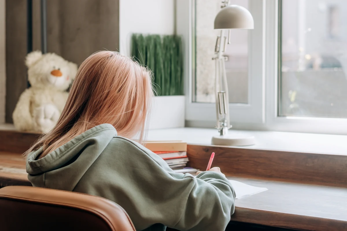 Dożywocie grozi 20-latkowi za namawianie przez internet co najmniej 15 dziewczynek w wieku od 11 do 15 lat oraz kobiety pełnoletniej, lecz z niepełnosprawnością umysłową, do wysyłania mu treści pornograficznych - poinformowała Prokuratura Okręgowa w Zielonej Górze. Mężczyzna miał też namawiać ofiary do "innych czynności seksualnych" i szantażować upublicznieniem w sieci ich nagich zdjęć.