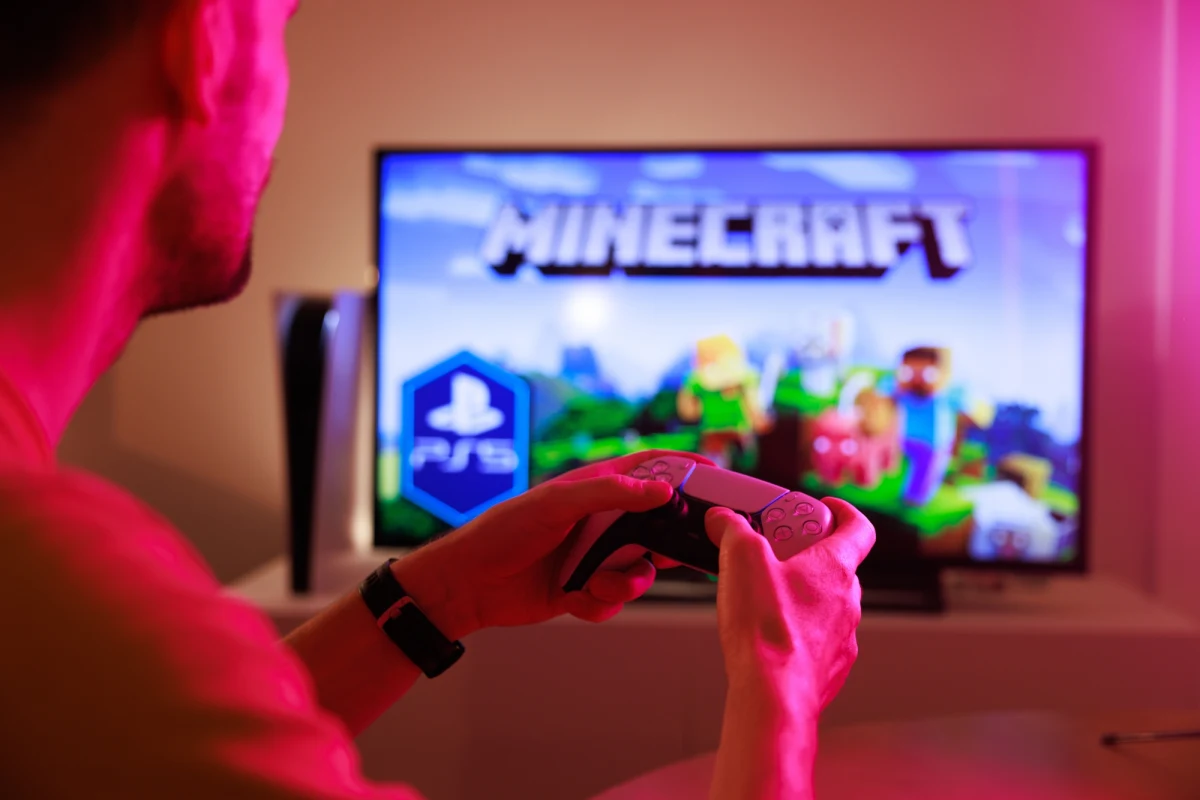 Jedna z najlepiej sprzedających się gier wideo w historii, „Minecraft”, doczekała się ekranizacji. W filmie na podstawie gry, w którą miesięcznie gra 140 milionów użytkowników, w głównych rolach występują Jason Momoa oraz Jack Black. Premierę „A Minecraft Movie” zaplanowano na 4 kwietnia 2025 roku. Studia Warner Bros. Discovery i Legendary opublikowały właśnie jego pierwszy zwiastun.