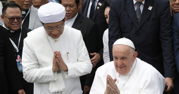 „Niech nikt nie ulega fascynacji fundamentalizmem i przemocą” - mówił papież Franciszek w Meczecie Niepodległości w Dżakarcie, największym w Azji. Trwa wizyta papieża w Indonezji. W świątyni może pomieścić się 120 tys. osób.