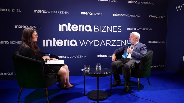 - Byłbym bardzo ostrożny z tym, żeby kompletnie temu zaufać i byłbym bardzo ostrożny ze stosowaniem narzędzi których nie rozumiemy – mówił Interii prof. Krzysztof Jajuga z Uniwersytetu Ekonomicznego we Wrocławiu podczas XXXIII Forum Ekonomicznego w Karpaczu, odnosząc się do wykorzystywanej w wielu branżach czy sektorach sztucznej inteligencji. Wymieniał czynniki ryzyka dla wzrostu gospodarczego w Polsce w najbliższej przyszłości. Wyjaśniał, czy i dlaczego polskie przedsiębiorstwa powinny kierować swoje zainteresowanie ku rynkowi kapitałowemu, a także dlaczego tak ważne jest inwestowanie w edukację.