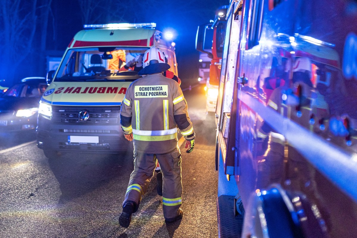 Trzy osoby trafiły do szpitala po nocnym pożarze w kamienicy przy ulicy Stalowej w Pruszkowie pod Warszawą. By wydostać jedną z osób, trzeba było ciąć kraty w oknie. "Na razie nie wiadomo, kiedy mieszkańcy będą mogli wrócić do uszkodzonego budynku" - informuje dziennikarz RMF FM Michał Dobrołowicz.