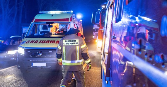 Trzy osoby trafiły do szpitala po nocnym pożarze w kamienicy przy ulicy Stalowej w Pruszkowie pod Warszawą. By wydostać jedną z osób, trzeba było ciąć kraty w oknie. "Na razie nie wiadomo, kiedy mieszkańcy będą mogli wrócić do uszkodzonego budynku" - informuje dziennikarz RMF FM Michał Dobrołowicz.