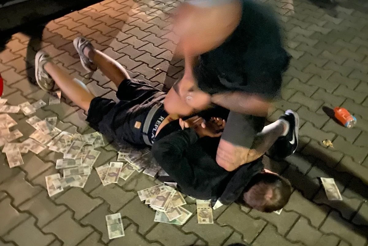 Grupę przestępczą oszukującą starsze osoby metodą "na wnuczka" rozbili małopolscy policjanci. Na polecenie Prokuratury Okręgowej w Tarnowie zatrzymali 11 osób, w tym szefa gangu oszustów.