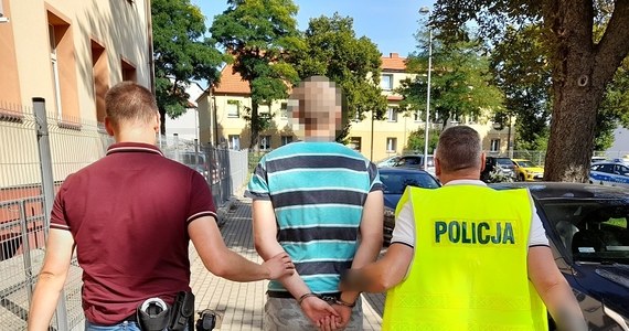 Policjanci z Lęborka zatrzymali czterech młodych mężczyzn, podejrzanych o porwanie 15-latka. Przemocą i groźbami próbowali zmusić chłopca do oddania pieniędzy.