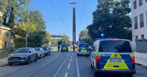 W czwartek w centrum Monachium doszło do strzelaniny pomiędzy policją a 18-letnim Austriakiem. Mężczyzna zginął. Wcześniej miał otworzyć ogień do posterunku policji zlokalizowanego przed Centrum Dokumentacji Nazizmu. W pobliżu jest także zlokalizowany konsulat Izraela i to najprawdopodobniej on był celem zamachowca.