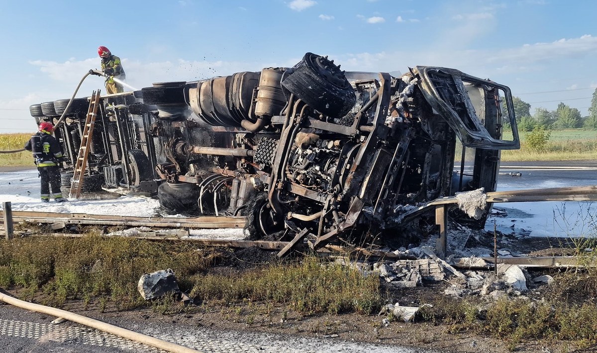 W czwartek rano na dolnośląskim odcinku autostrady A4, między węzłami Wrocław Wschód - Brzezimierz, zapaliła się ciężarówka. Utrudnienia w miejscu zdarzenia trwały ponad 12 godzin.