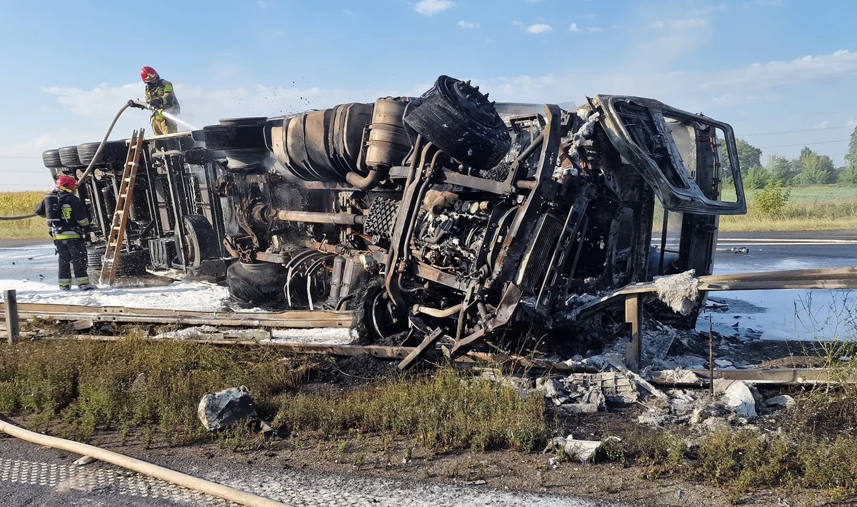W czwartek rano na dolnośląskim odcinku autostrady A4, między węzłami Wrocław Wschód - Brzezimierz, zapaliła się ciężarówka. Utrudnienia w miejscu zdarzenia trwały ponad 12 godzin.