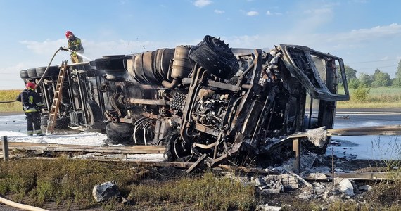 W czwartek rano na dolnośląskim odcinku autostrady A4, między węzłami Wrocław Wschód - Brzezimierz, zapaliła się ciężarówka. Utrudnienia w miejscu zdarzenia trwały ponad 12 godzin.