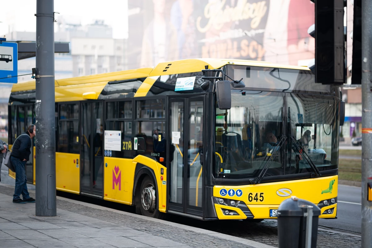Wypadek w Katowicach: autobus miejski zderzył się tam z osobówką. Cztery osoby trafiły do szpitala. 