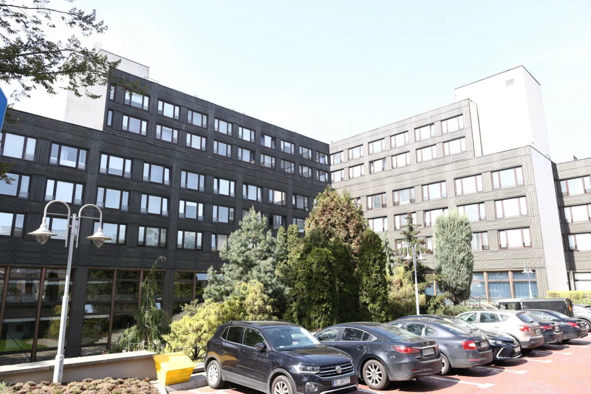 Kancelaria sejmowa porzuciła pomysł zburzenia obecnego hotelu poselskiego i postawienia na jego miejscu nowego budynku - dowiedzieli się dziennikarze RMF FM. Parlamentarzyści są załamani.