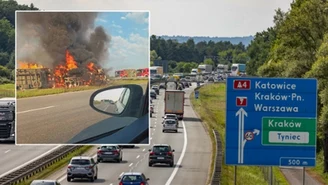 Słup ognia i kłęby dymu nad autostradą. Ciężarówka przebiła bariery 