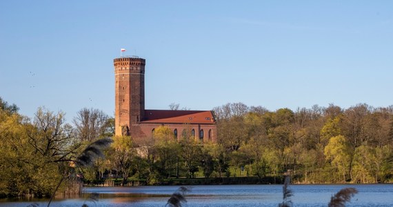 Po dwuletniej przerwie zespół archeologów z Uniwersytetu Warszawskiego powrócił do badania dawnej studni w obrębie warowni zamku krzyżackiego w Człuchowie w woj. pomorskim. Pod kierunkiem Marka Truszkowskiego, naukowcy zeszli na głębokość 11 metrów, odkrywając nie tylko techniki budowy, ale i tajemnice zasypania studni w XVII wieku.