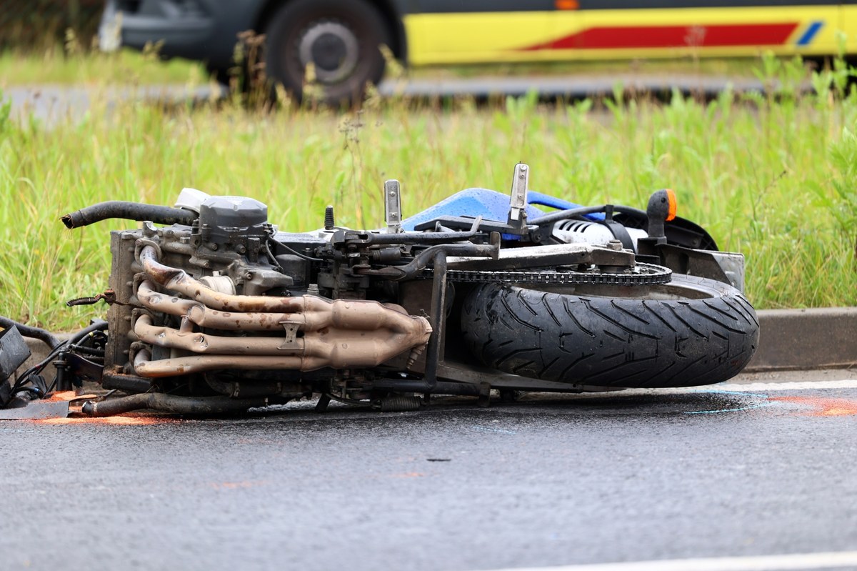 Nie żyje motocyklista, który przy wyjeździe ze stacji benzynowej w Jaryszkach pod Poznaniem na trasie S 11 zderzył się z samochodem osobowym. Mimo długiej reanimacji jego życia nie udało się uratować.          