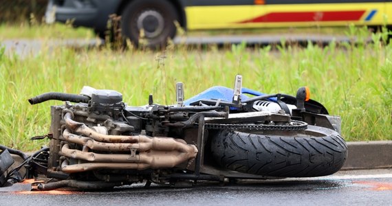 Nie żyje motocyklista, który przy wyjeździe ze stacji benzynowej w Jaryszkach pod Poznaniem na trasie S 11 zderzył się z samochodem osobowym. Mimo długiej reanimacji jego życia nie udało się uratować.          