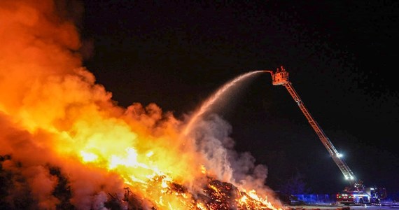 Trwa dogaszenie pożaru, który w środę wieczorem wybuchł na terenie jednej z firm w Koniecpolu (Śląskie). Sanepid skontrolował już pobliskie ujęcia wody pitnej, nie wykrył żadnych niebezpiecznych substancji. Burmistrz polecił dyrektorom szkół i przedszkoli skrócenie, a w niektórych przypadkach odwołanie zajęć.