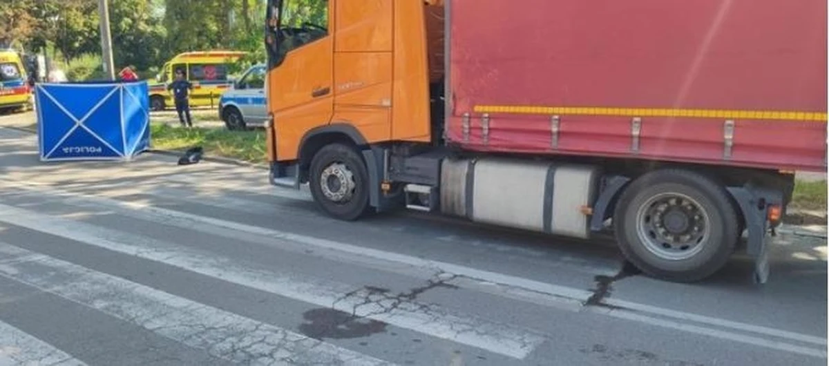 Za prowadzenie samochodu po pijanemu i nieustąpienie pierwszeństwa pieszej odpowie kierowca ciężarówki, który w Gdańsku potracił na pasach 70-letnią kobietę. Seniorka zmarła. Mężczyzna nie przyznał się do winy. Twierdził, że piesza wybiegła zza autobusu i nie mógł uniknąć wypadku. 