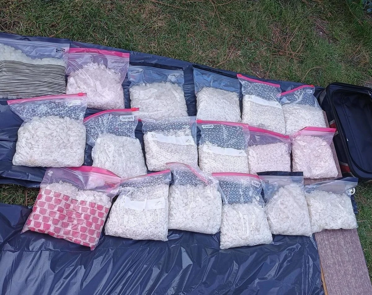 Do 12 lat więzienia grozi dwóm mężczyznom, u których poznańscy policjanci znaleźli ponad 70 kg narkotyków, głównie mefedronu. Czarnorynkową wartość nielegalnych substancji oceniono na blisko 4,3 mln zł. Obaj podejrzani w tej sprawie zostali tymczasowo aresztowani. 