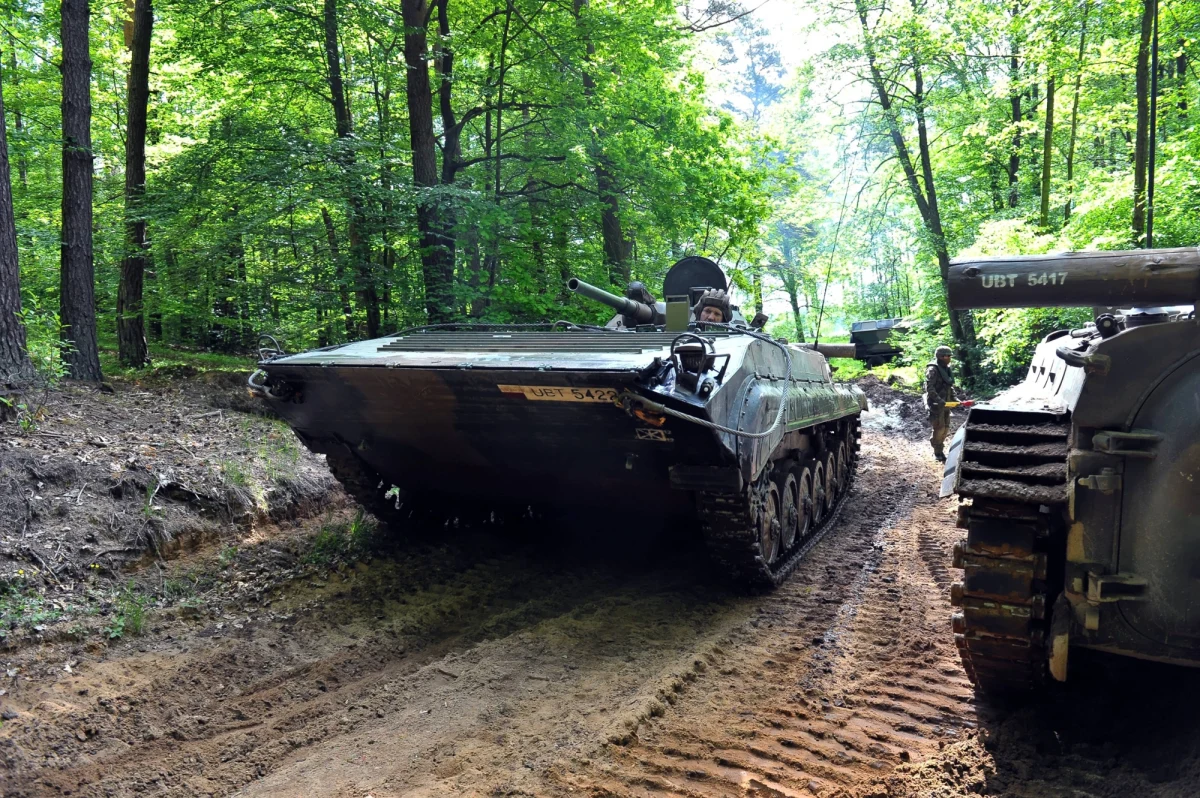 Do ośmiu lat więzienia grozi kierowcy bojowego wozu piechoty, który w marcu, podczas ćwiczeń na poligonie w Drawsku Pomorskim, najechał na dwóch żołnierzy. W wyniku wypadku obaj poszkodowani zginęli. Podejrzany żołnierz nie przyznał się do stawianych mu zarzutów - ustaliła PAP.


