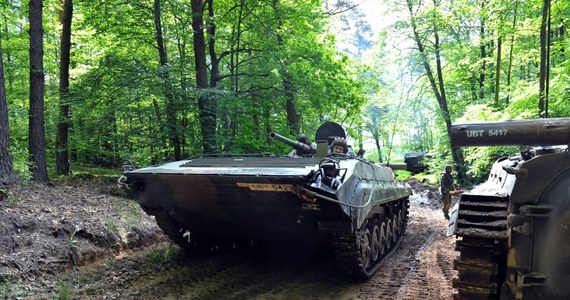 Do ośmiu lat więzienia grozi kierowcy bojowego wozu piechoty, który w marcu, podczas ćwiczeń na poligonie w Drawsku Pomorskim, najechał na dwóch żołnierzy. W wyniku wypadku obaj poszkodowani zginęli. Podejrzany żołnierz nie przyznał się do stawianych mu zarzutów - ustaliła PAP.

