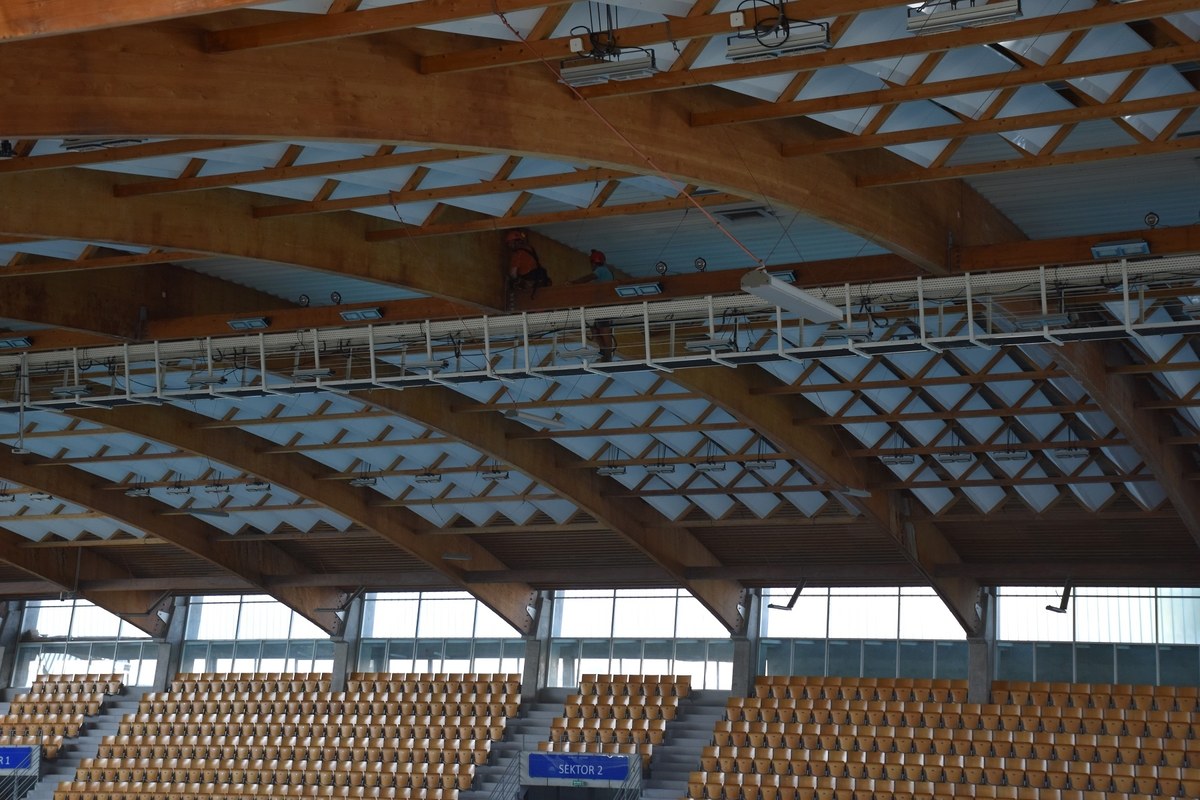 Ruszyły prace wzmacniające konstrukcję więźby dachowej w Szczecińskim Domu Sportu. Wykonywane zabezpieczenia mają doraźnie zabezpieczyć dach i zapewnić bezpieczeństwo użytkownikom basenu- informuje Urząd Miasta.