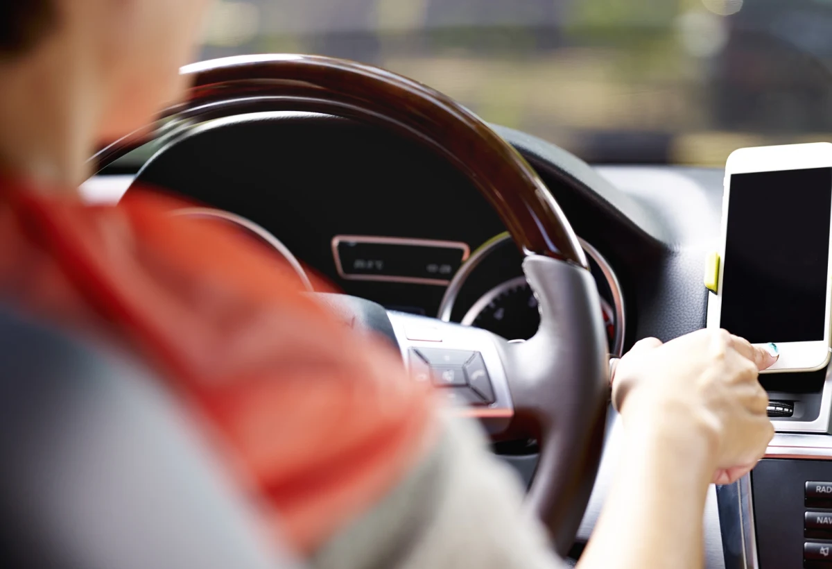 Po krótkim pościgu austriacka policja zdołała zatrzymać 13-latka, który w drodze do szkoły ukradł w Wiedniu bmw o wartości 70 tys. euro (ok. 300 tys. zł). W ujęciu złodzieja pomógł właściciel samochodu.