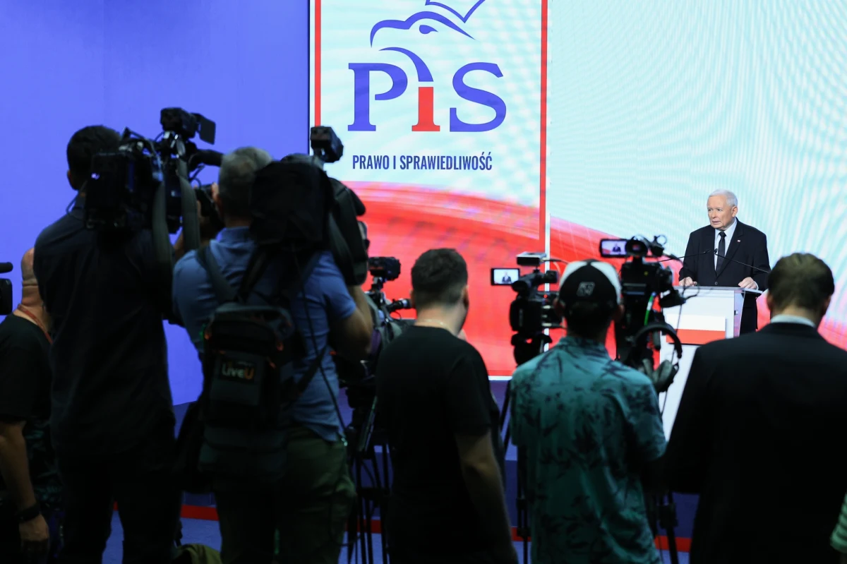 ​Trwają zaawansowane rozmowy w sprawie połączenia Prawa i Sprawiedliwości z Suwerenną Polską - potwierdził na konferencji prasowej Jarosław Kaczyński. Jeśli tak się stanie, to - jak mówił - wiceprezesami PiS-u zostaną Zbigniew Ziobro i Patryk Jaki.