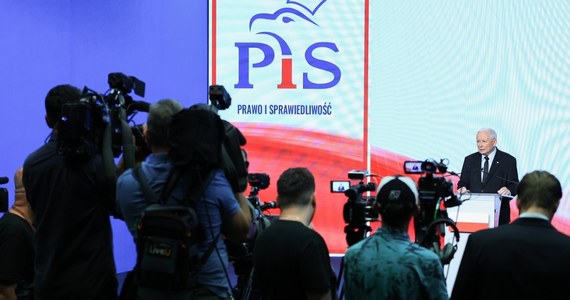 ​Trwają zaawansowane rozmowy w sprawie połączenia Prawa i Sprawiedliwości z Suwerenną Polską - potwierdził na konferencji prasowej Jarosław Kaczyński. Jeśli tak się stanie, to - jak mówił - wiceprezesami PiS-u zostaną Zbigniew Ziobro i Patryk Jaki.