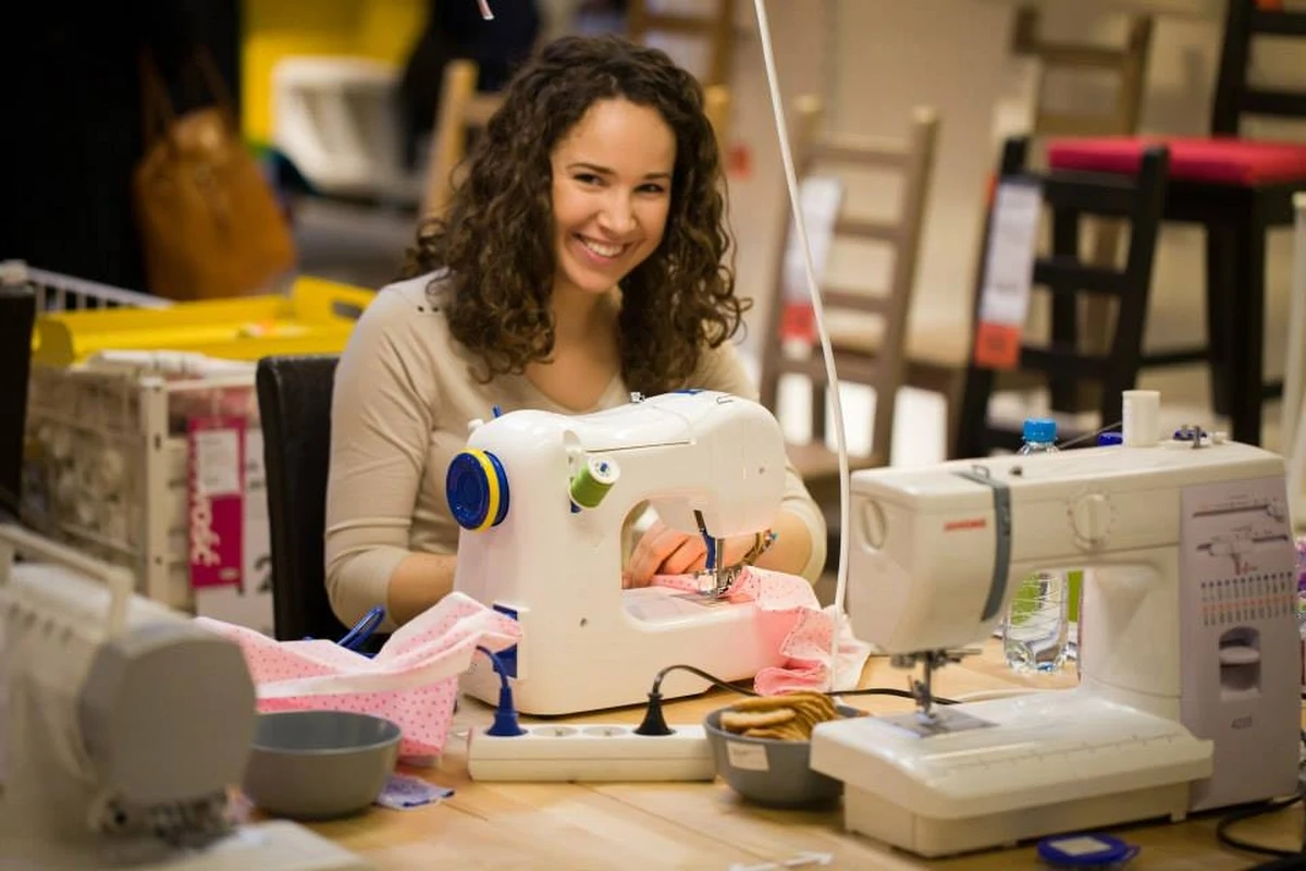 Na placu Jana Nowaka-Jeziorańskiego w Krakowie stanie w sobotę 40 maszyn do szycia. Będzie można spróbować swoich sił i uszyć kolorową poszewkę na poduszkę. Wszystkie trafią później do małych pacjentów trzech krakowskich szpitali: im. S. Żeromskiego, im. św. Ludwika oraz im. Gabriela Narutowicza.

