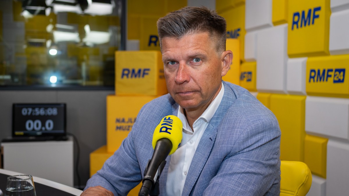 "Ważne jest, żeby w końcu dać ludziom zarabiać więcej, a nie tylko dawać im prezenty" - mówił w Popołudniowej rozmowie w RMF FM Ryszard Petru, poseł Polski 2050. Odniósł się też do projektu budżetu na 2025 r. "Niepokoi, że ten budżet jest naprawdę na styk. Nie ma przestrzeni na jakikolwiek błąd, na pojawienie się tzw. czarnego łabędzia - czegoś, co jest nieprzewidywalne" - analizował. "Nie chciałbym być w butach Andrzeja Domańskiego (ministra finansów - przyp. red.). Mam chyba za dużą wyobraźnię i wiem, co się może wydarzyć. Widziałem parę kryzysów" - przyznał gość Marka Tejchmana.