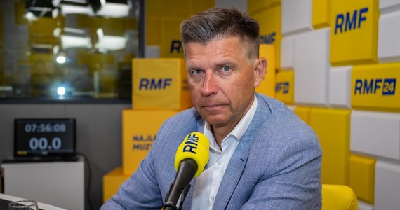 "Ważne jest, żeby w końcu dać ludziom zarabiać więcej, a nie tylko dawać im prezenty" - mówił w Popołudniowej rozmowie w RMF FM Ryszard Petru, poseł Polski 2050. Odniósł się też do projektu budżetu na 2025 r. "Niepokoi, że ten budżet jest naprawdę na styk. Nie ma przestrzeni na jakikolwiek błąd, na pojawienie się tzw. czarnego łabędzia - czegoś, co jest nieprzewidywalne" - analizował. "Nie chciałbym być w butach Andrzeja Domańskiego (ministra finansów - przyp. red.). Mam chyba za dużą wyobraźnię i wiem, co się może wydarzyć. Widziałem parę kryzysów" - przyznał gość Marka Tejchmana.