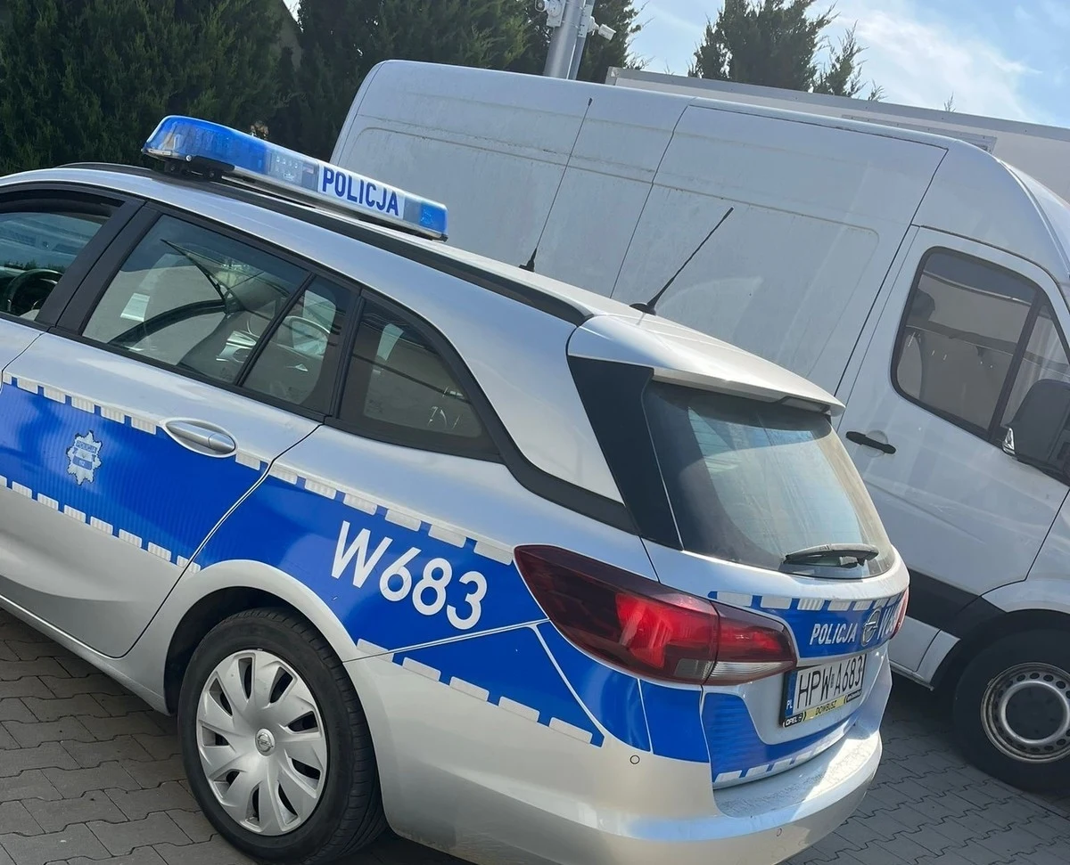 Policjanci na jednej z ulic Sławna w Zachodniopomorskiem zatrzymali kierującego Renault Master. W trakcie kontroli okazało się, że razem z 37-latkiem jechało aż dziewięciu pasażerów. Trzech z nich ukrył na tzw. pace.