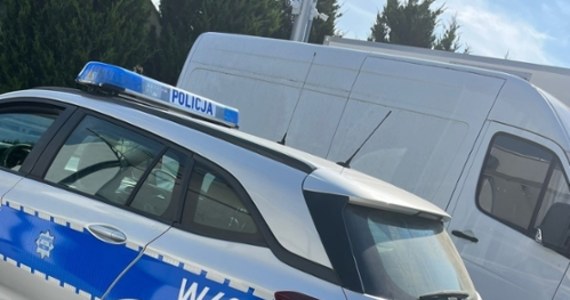 Policjanci na jednej z ulic Sławna w Zachodniopomorskiem zatrzymali kierującego Renault Master. W trakcie kontroli okazało się, że razem z 37-latkiem jechało aż dziewięciu pasażerów. Trzech z nich ukrył na tzw. pace.