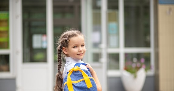 Kolejne szkoły w Zachodniopomorskiem, Łódzkiem, Lubuskiem i na Śląsku skracają lekcje ze względu na upały. Jak informują pracownicy oświaty, w salach lekcyjnych temperatura sięga nawet 32 st. C. 