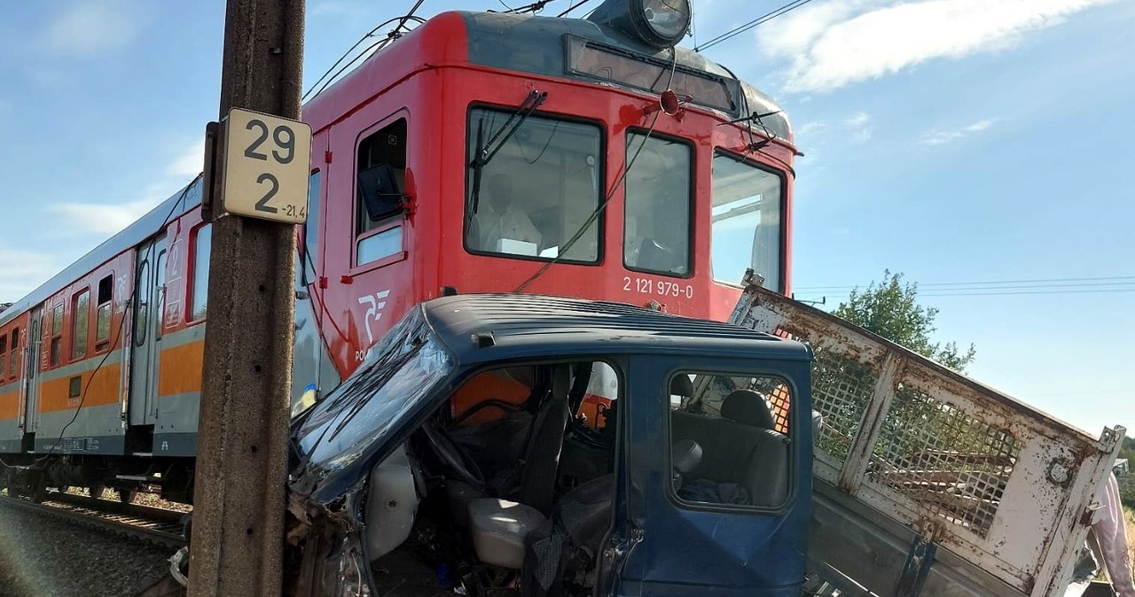  Tragedia na przejeździe kolejowym w Wielkopolsce. Nie żyją dwie osoby