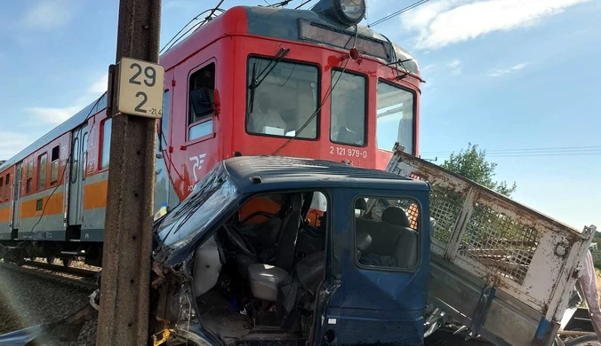 Tragedia na przejeździe kolejowym. Dwie osoby nie żyją