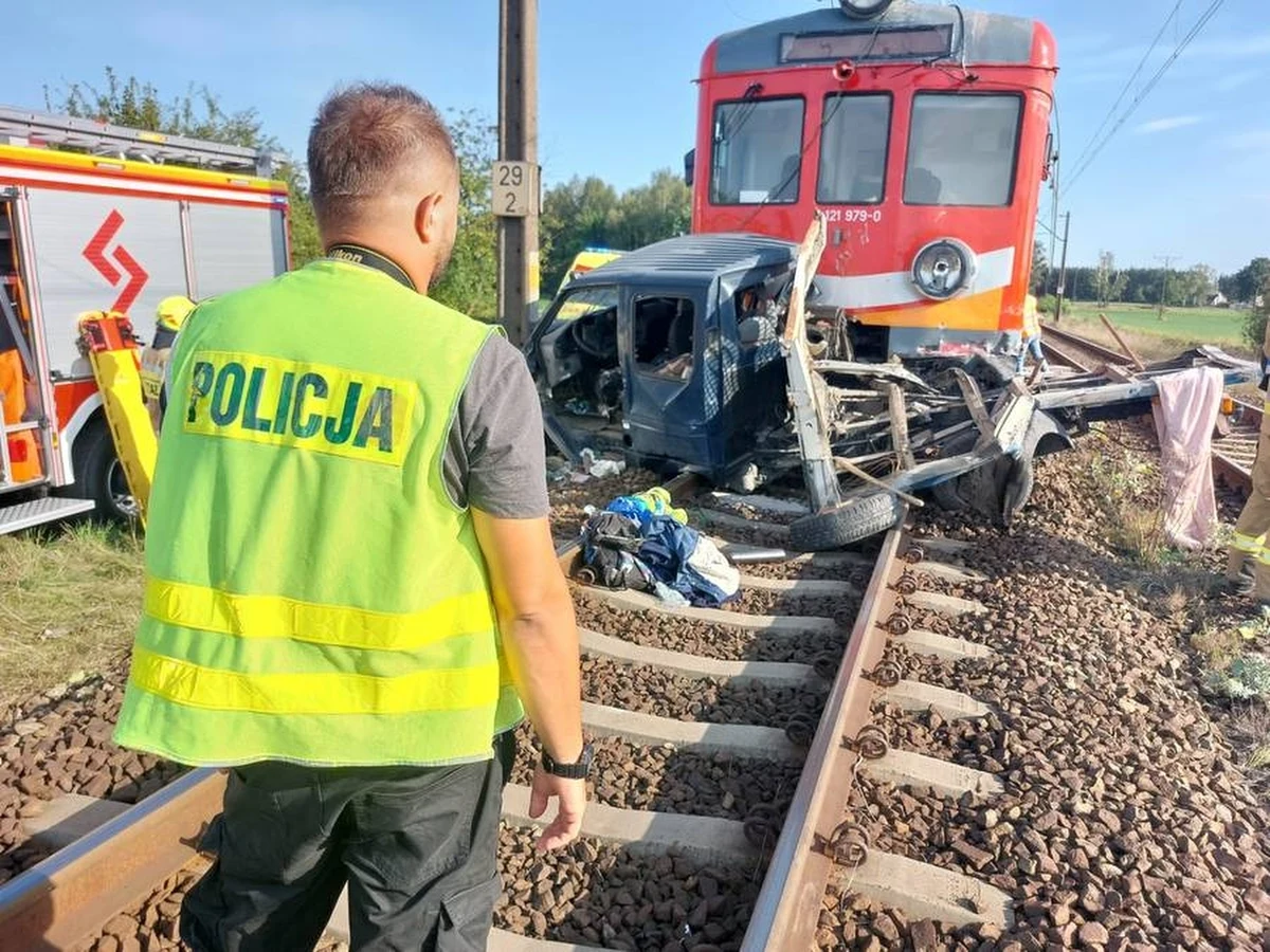Dwie osoby nie żyją w wyniku zderzenia samochodu z pociągiem osobowym na przejeździe kolejowym w wielkopolskiej Łęce Opatowskiej. Do wypadku doszło ok. godz. 15. Przejazd był oznakowany sygnalizacją świetlną.