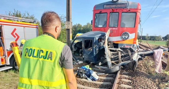 Dwie osoby nie żyją w wyniku zderzenia samochodu z pociągiem osobowym na przejeździe kolejowym w wielkopolskiej Łęce Opatowskiej. Do wypadku doszło ok. godz. 15. Przejazd był oznakowany sygnalizacją świetlną.