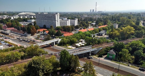 W sobotę, 7 września ruszą prace związane z odnową konstrukcji wiaduktu kolejowego nad ulicą Mogilską. Roboty potrwają do końca listopada. Fragment ulicy Mogilskiej, będzie zamykany w weekendy. Są też zmiany w komunikacji miejskiej.