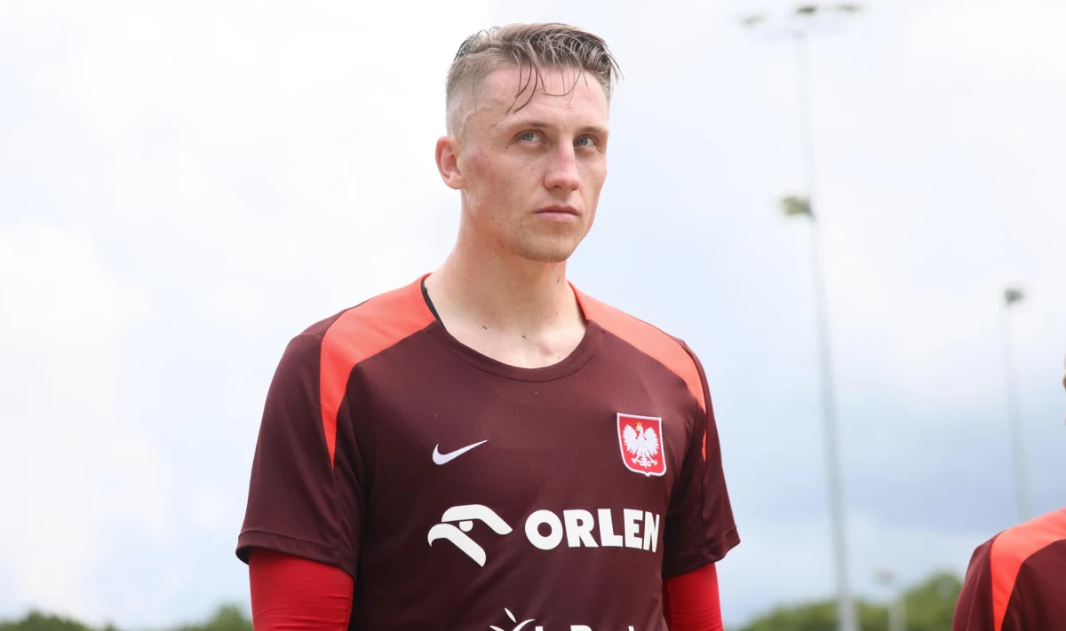 Michał Probierz ogłosił skład reprezentacji Polski na wyjazdowy mecz ze Szkocją w ramach 1. kolejki najwyższej dywizji Ligi Narodów. Selekcjoner postawił m.in. na Marcina Bułkę i Kacpra Urbańskiego, z kolei w ataku wystąpią Robert Lewandowski i Krzysztof Piątek. Początek spotkania w Glasgow o godz. 20:45.