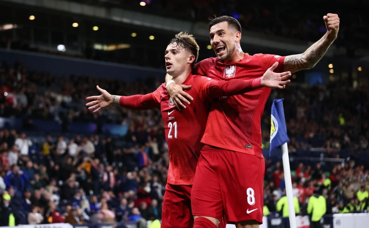 Reprezentacja Polski wygrała 3:2 ze Szkotami w meczu najwyższej dywizji piłkarskiej Ligi Narodów. Bramki dla gospodarzy zdobyli Billy Gilmour i Scott McTominay, a dla Biało-Czerwonych - Sebastian Szymański, Robert Lewandowski i Nicola Zalewski. 