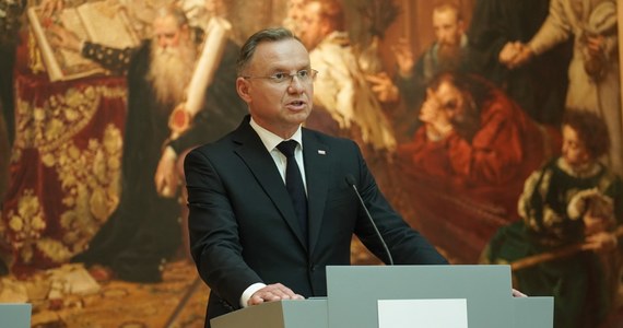 Obowiązujące przepisy pozwalają, aby nie dopuścić zatrzymanego do akt; zwłaszcza, jeżeli są one ściśle tajne - tak prezydent Andrzej Duda skomentował udostępnienie przez prokuraturę Pawłowi Rubcowowi - szpiegowi rosyjskiego wywiadu - tajnych materiałów śledztwa w jego sprawie.