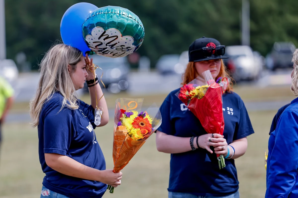 Colin Gray, ojciec 14-letniego Colta, sprawcy strzelaniny w szkole średniej Apalachee w Winder, w stanie Georgia w USA, został aresztowany. Usłyszał cztery zarzuty nieumyślnego zabójstwa, dwa zabójstwa drugiego stopnia oraz osiem zarzutów przypadków okrucieństwa wobec dzieci.