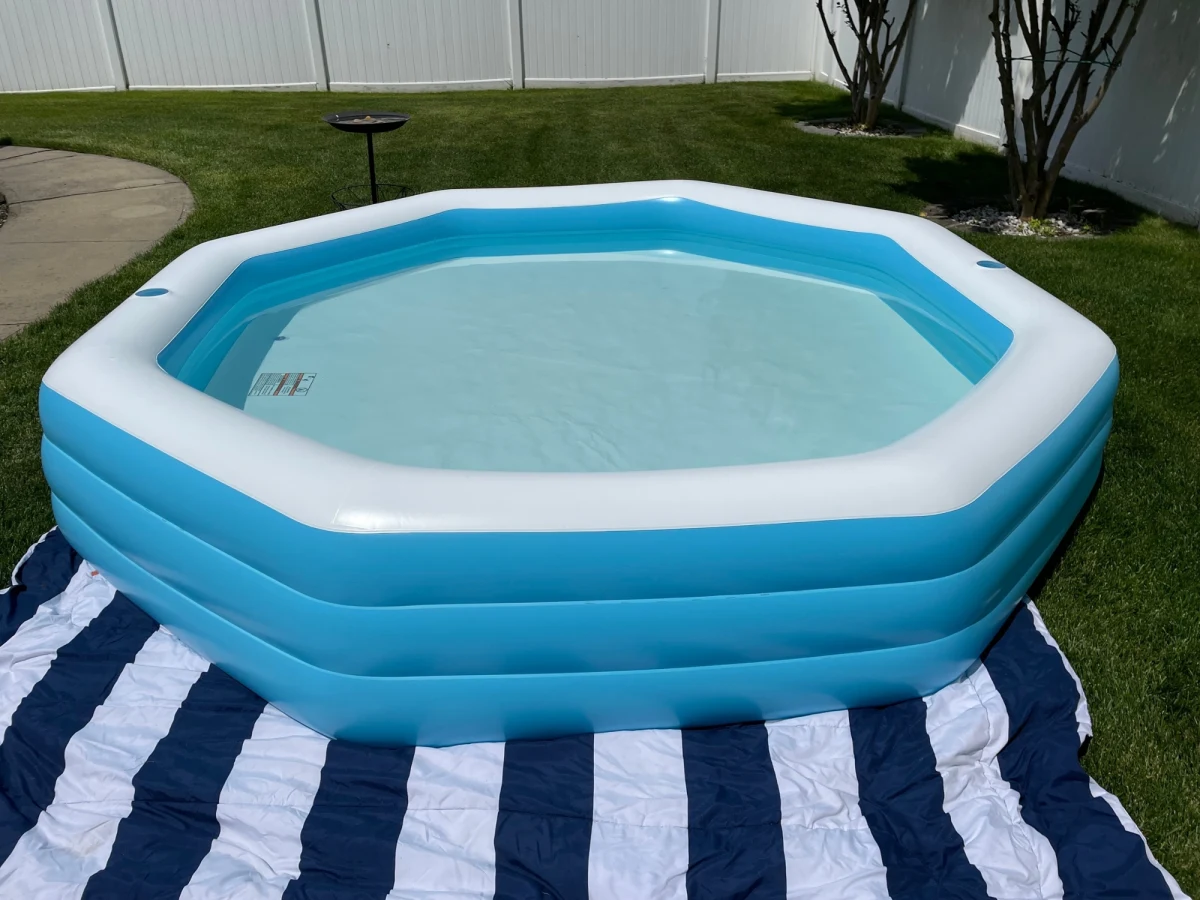 O krok od tragedii pod Czaplinkiem w Zachodniopomorskiem. To przydomowego basenu wpadło tam 18-miesięczne dziecko. Lekarze walczą o jego życie. Opiekunowie - jak ustaliła reporterka RMF FM Aneta Łuczkowska - byli trzeźwi. 