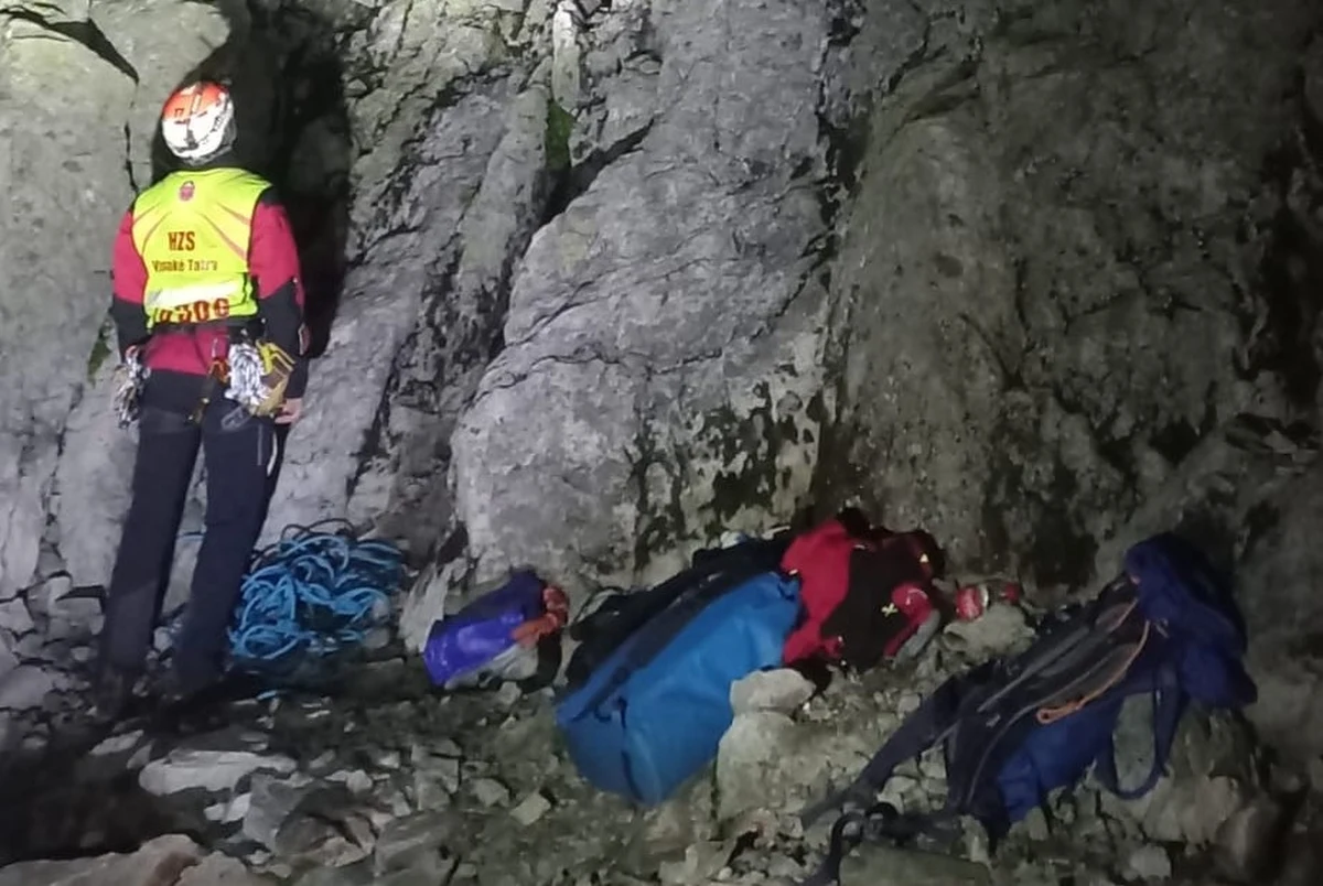 Para polskich wspinaczy utknęła na półce skalnej i spędziła noc w masywie Baranich Rogów w słowackiej części Tatr. O świcie dotarli do nich słowaccy ratownicy, którzy bezpiecznie sprowadzili kobietę i mężczyznę na dół – poinformowała Horska Zachranna Służba (HZS), odpowiednik GOPR.